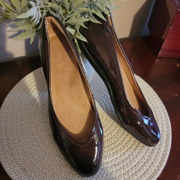 Beautiful Naturalizer Brown Patent Leather Flats - Picture 3 of 9